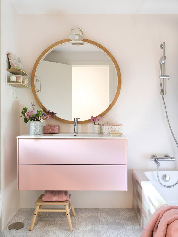 Baño infantil en Madrid con detalles en rosa, del estudio de interiorismo y decoración Paula Duarte Interiores